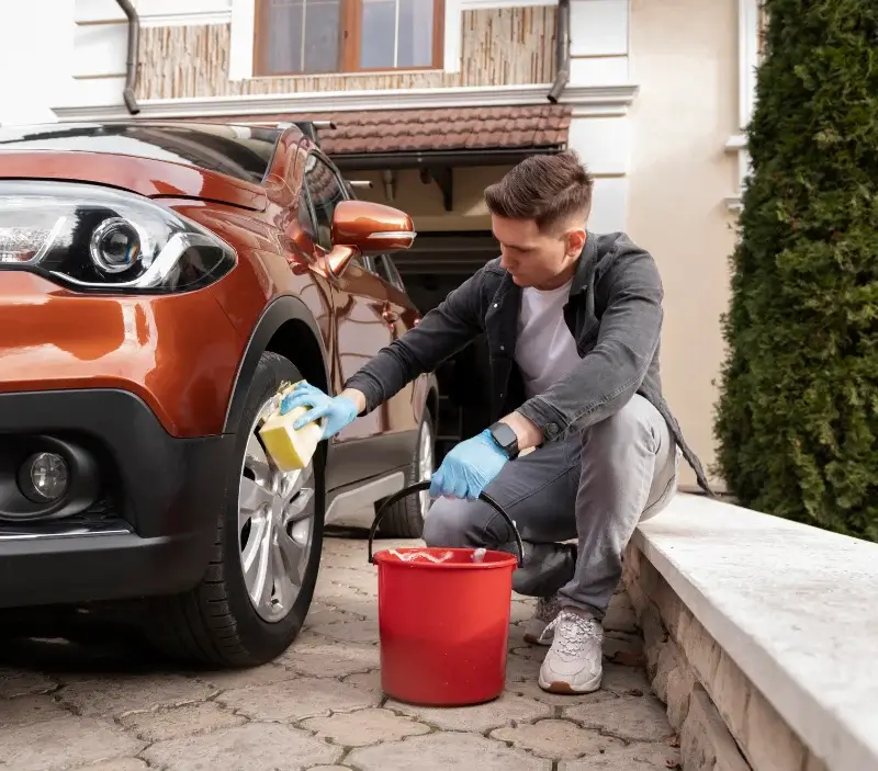 Lavage auto à domicile Bannières : professionnel intervenant sur un véhicule